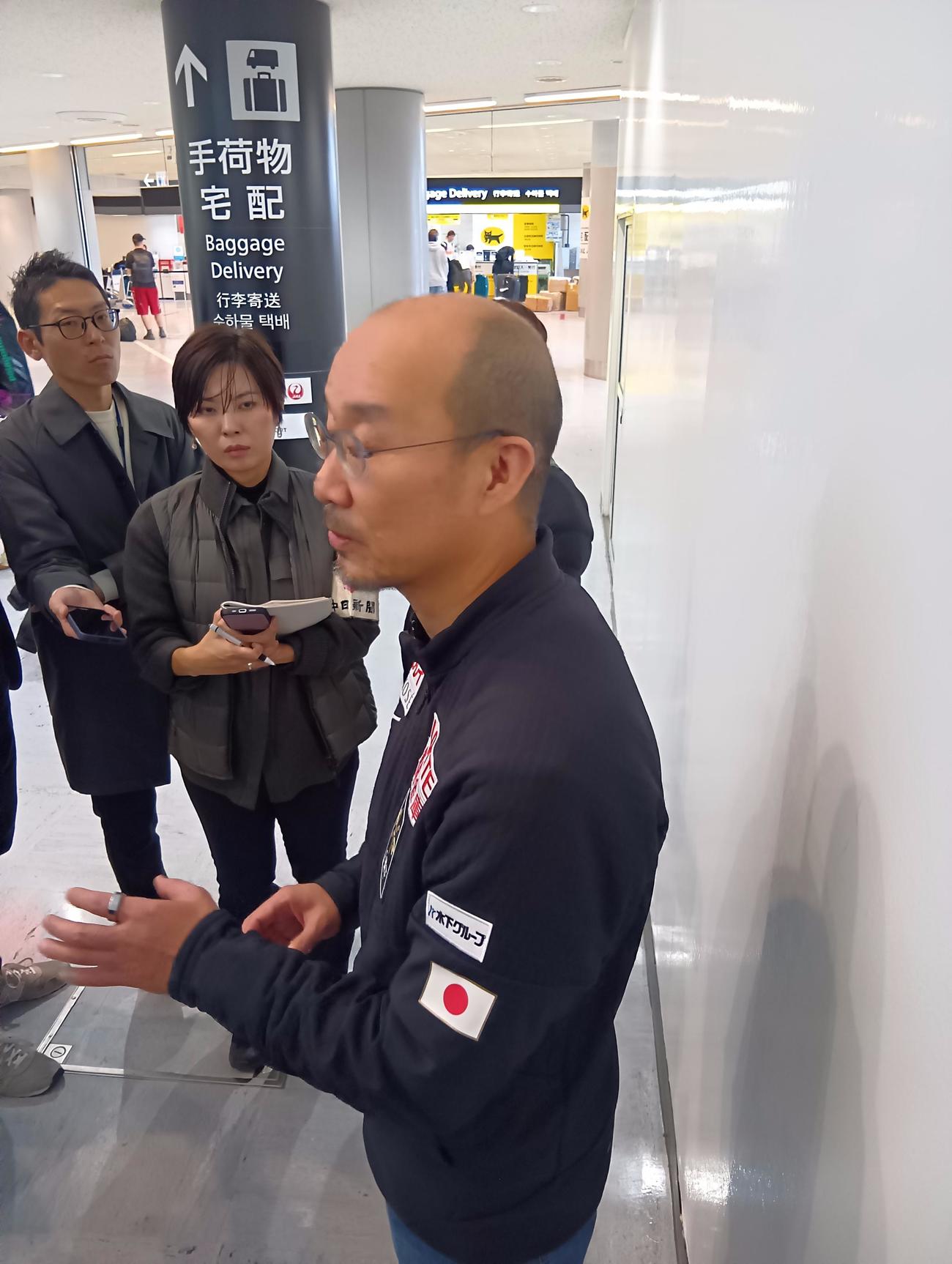 帰国し、取材に応じた河合強化部長（撮影・泉光太郎）