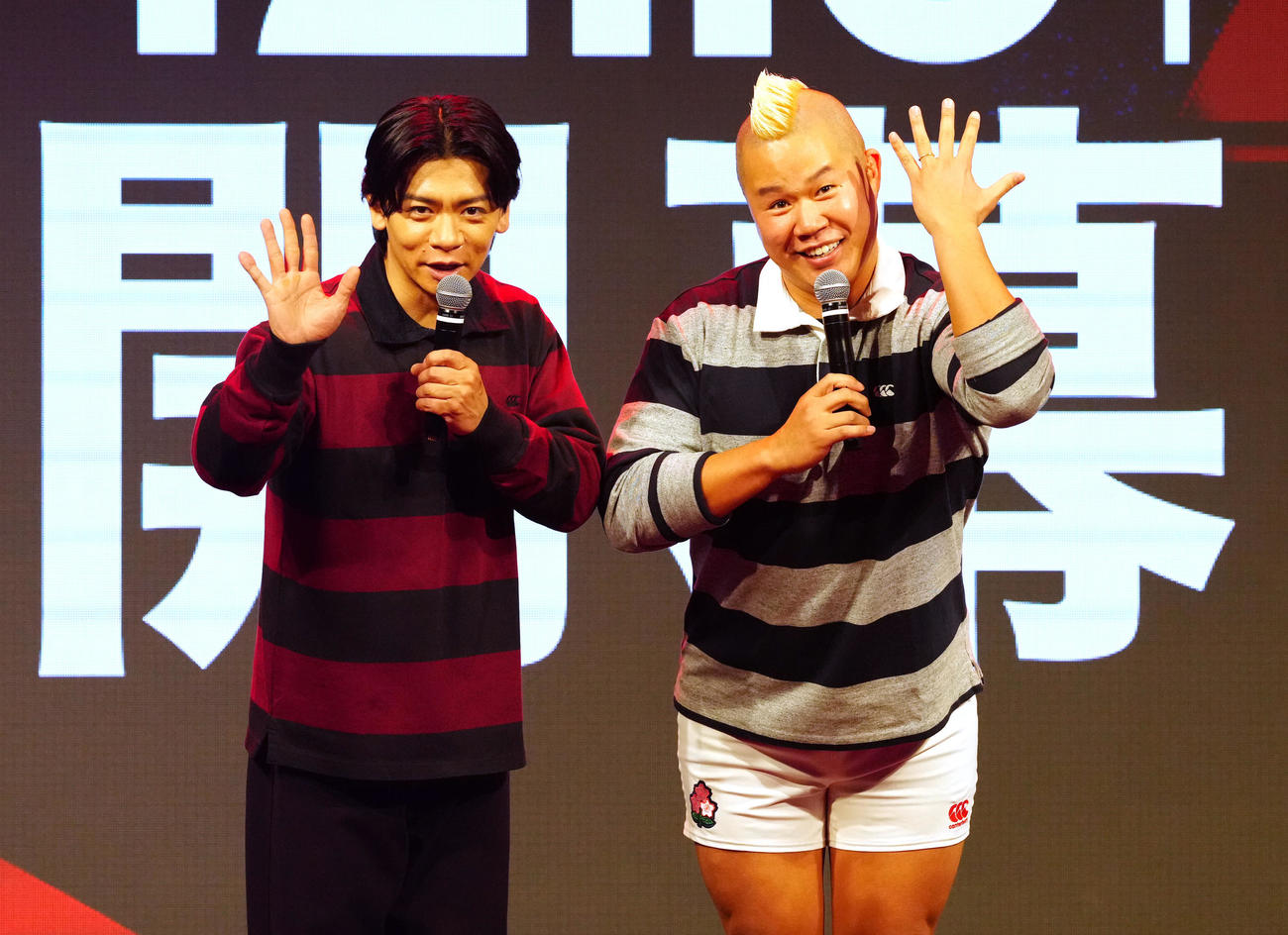 リーグワン開幕前メディアカンファレンスで登場する野田クリスタル（左）としんや（撮影・江口和貴）