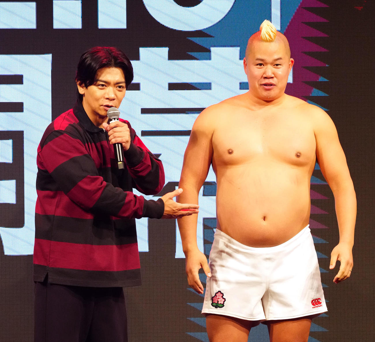リーグワン開幕前メディアカンファレンスで登場する野田クリスタル（左）としんや（撮影・江口和貴）