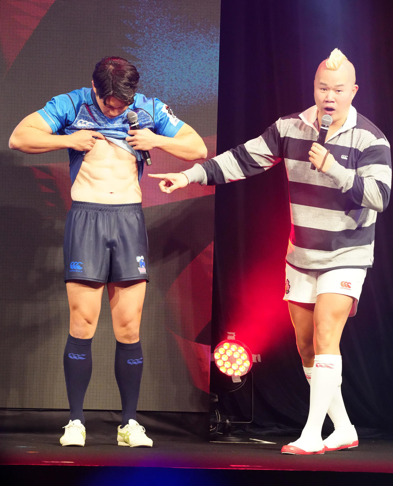 リーグワン開幕前メディアカンファレンスで腹筋を披露する昭島横田（左）。右はラグビー芸人のしんや（撮影・江口和貴）