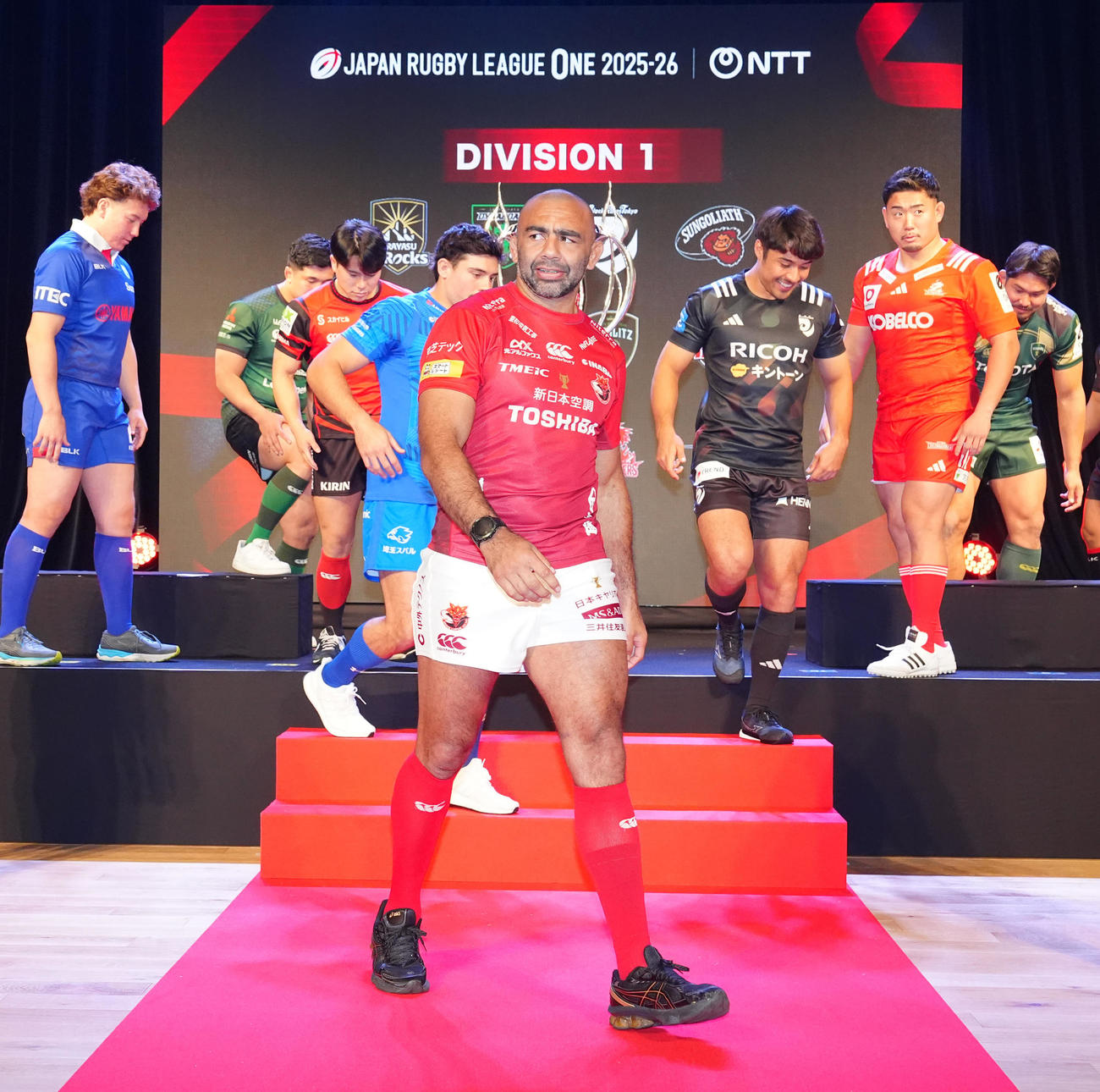 リーグワン開幕前メディアカンファレンスに臨むBL東京のリーチ・マイケル（中央）ら（撮影・江口和貴）
