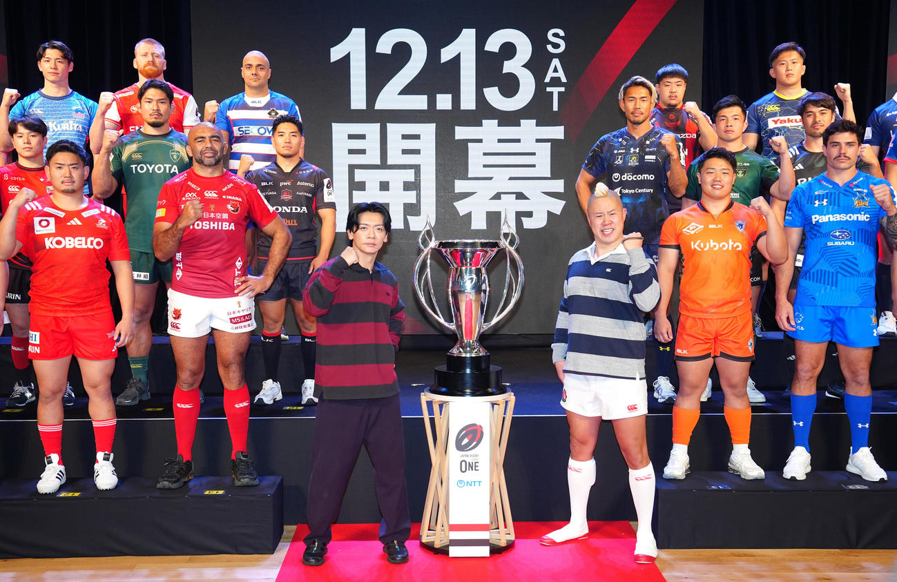 リーグワン開幕前メディアカンファレンスで選手たちと写真に納まる野田クリスタル（中央左）としんや（同右）（撮影・江口和貴）