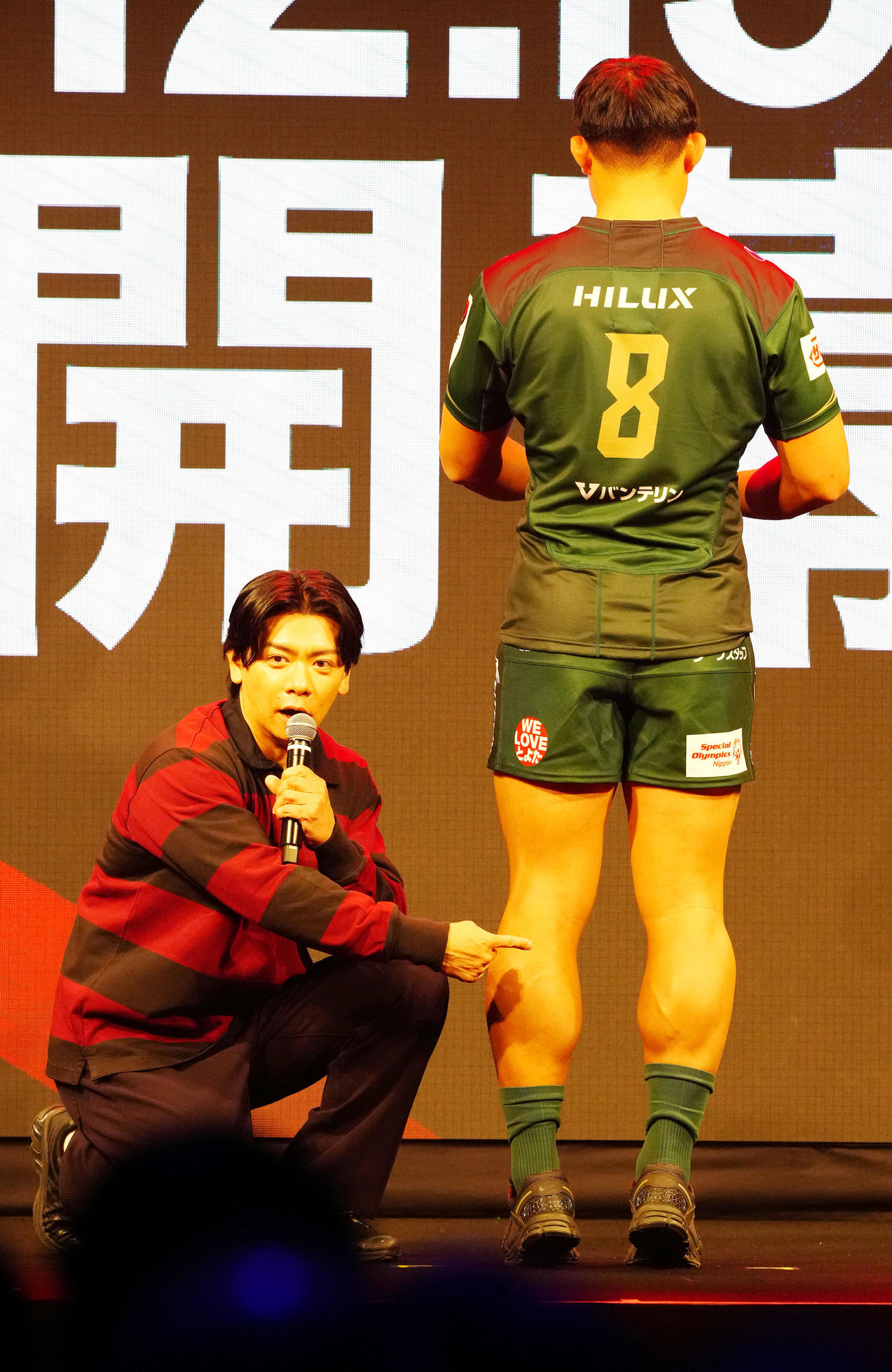 リーグワン開幕前メディアカンファレンスでトヨタ姫野（右）の筋肉を指さす野田クリスタル（撮影・江口和貴）