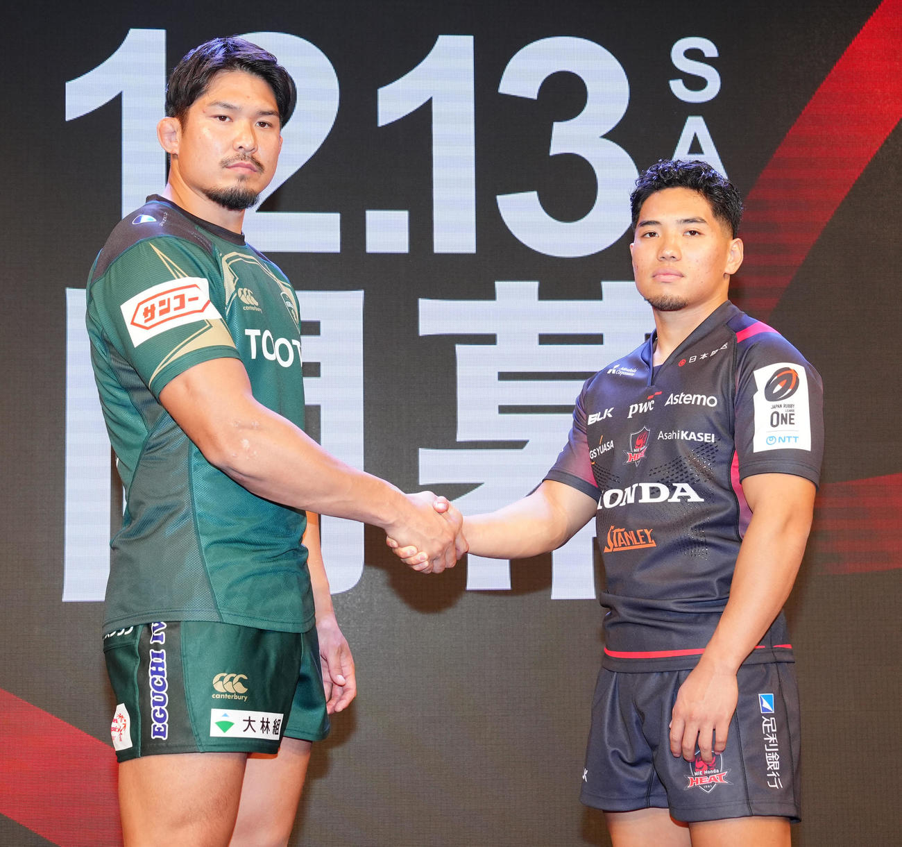 リーグワン開幕前メディアカンファレンスで握手を交わすトヨタ姫野（左）と三重北原（撮影・江口和貴）