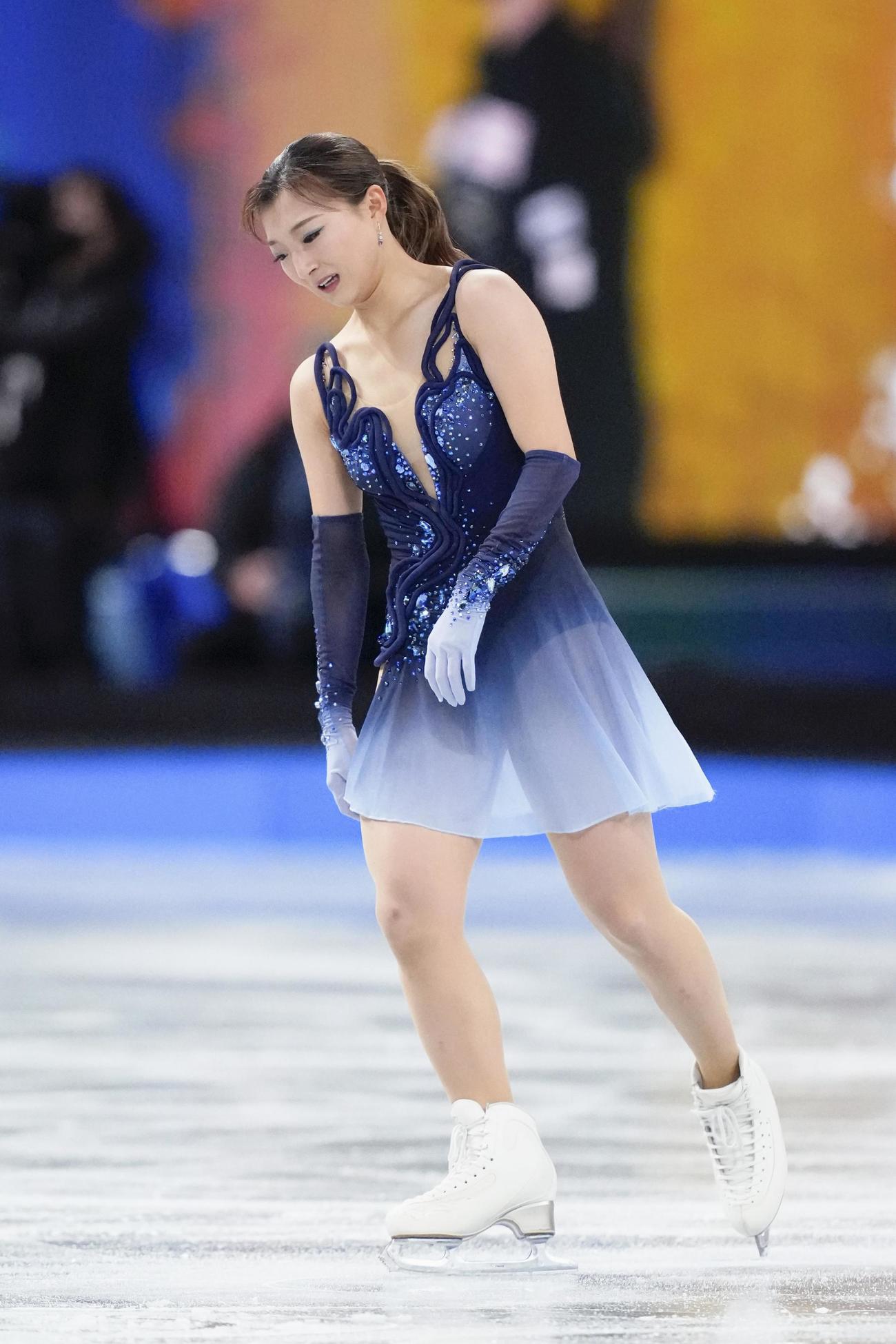 女子SPの演技を終え、肩を落とす坂本花織（共同）