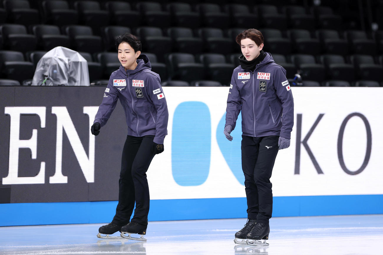 フィギュアスケートグランプリ（GP）ファイナル2025　公式練習に臨む西野（左）と中田（撮影・前田充）