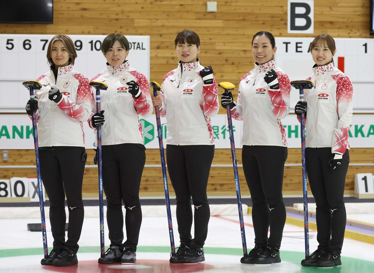 カーリング女子日本代表のフォルティウス　左から吉村、小野寺、小谷、近江谷、小林（2025年11月撮影）