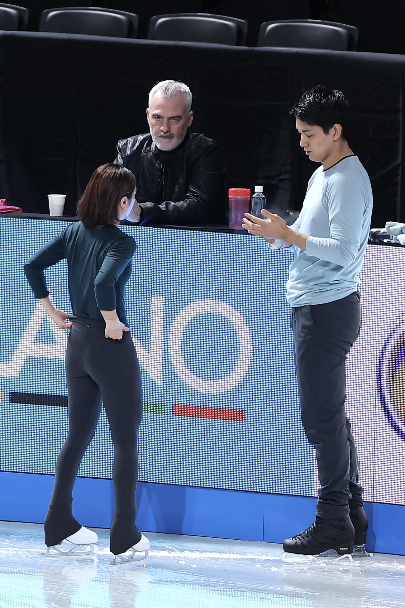公式練習に臨む三浦（左）、木原組と言葉を交わすブルーノ・マルコット・コーチ（中央）（撮影・前田充）＝2025年12月3日、IGアリーナ