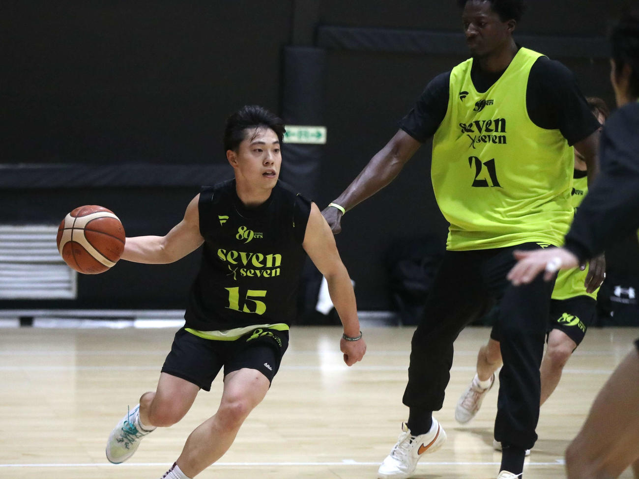 ドリブルをするB1仙台・渡辺（左）（撮影・高橋香奈）