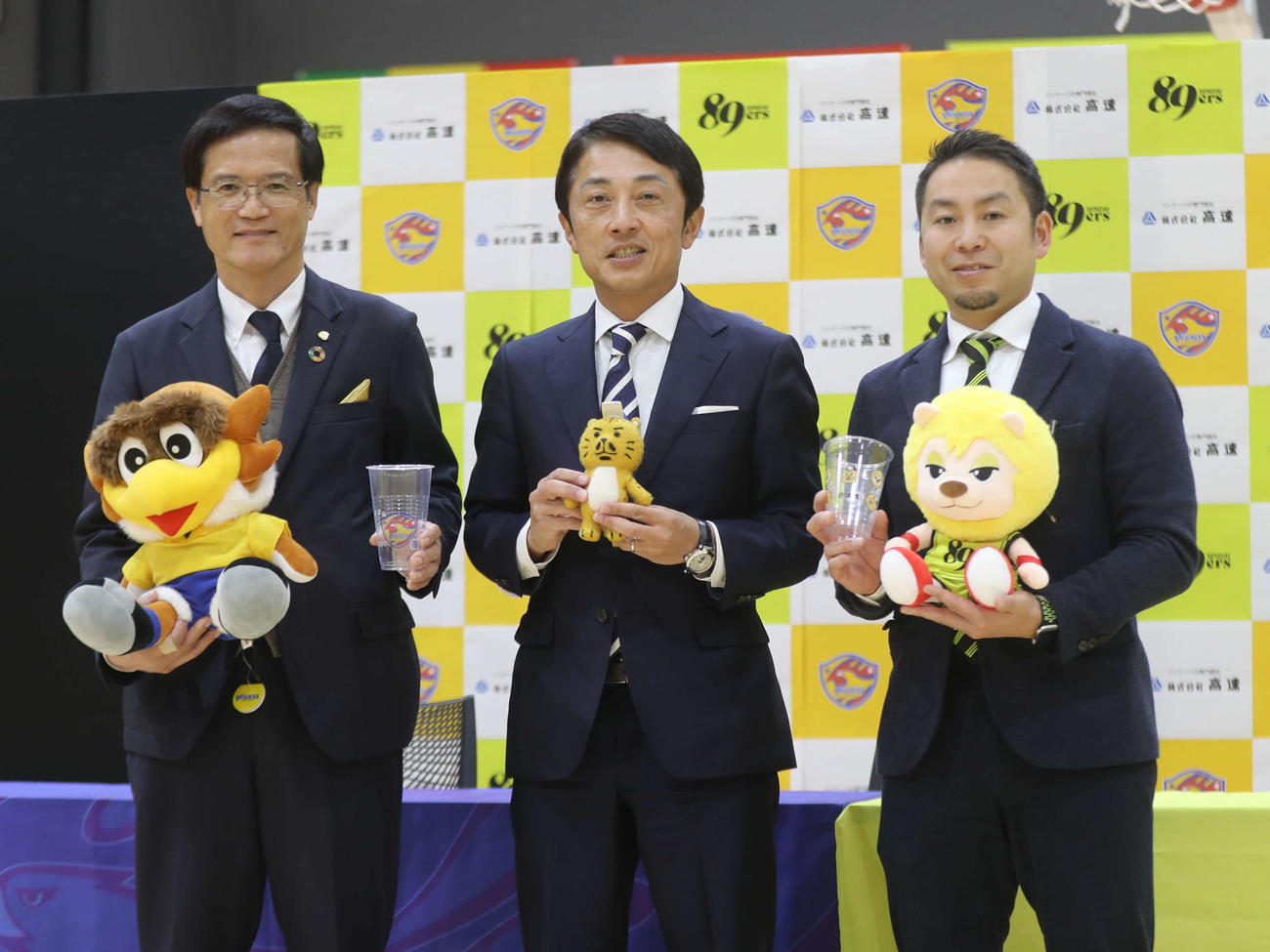 ケミカルリサイクル実施についての会見をした仙台89ERS・志村代表取締役社長（右）、高速・赫代表取締役社長執行委員（中央）、ベガルタ仙台・板橋代表取締役社長（撮影・高橋香奈）