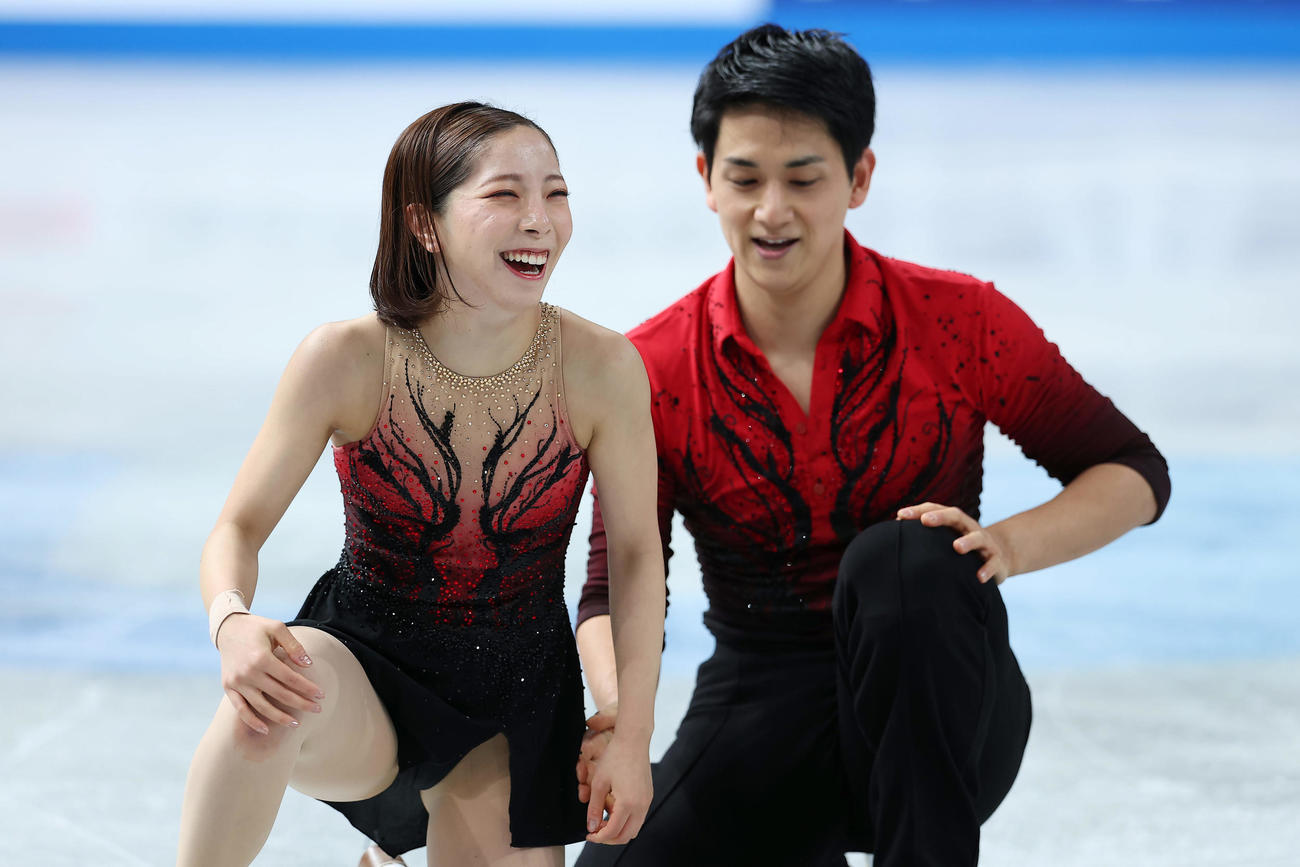 ペアSPの演技を終え、笑顔を見せる三浦（左）、木原組（撮影・前田充）