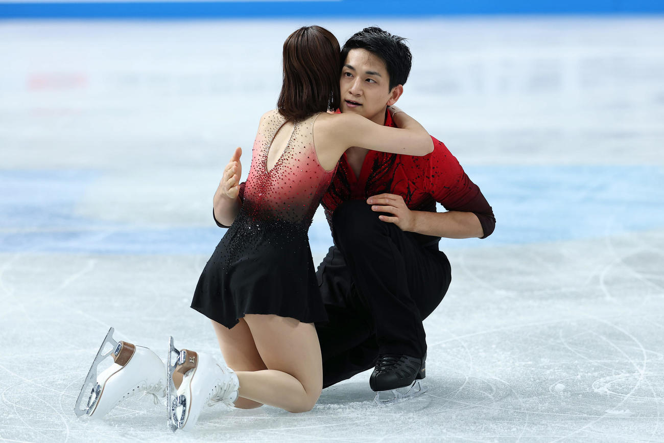 ペアSPの演技を終え、抱き合う三浦（左）、木原組（撮影・前田充）