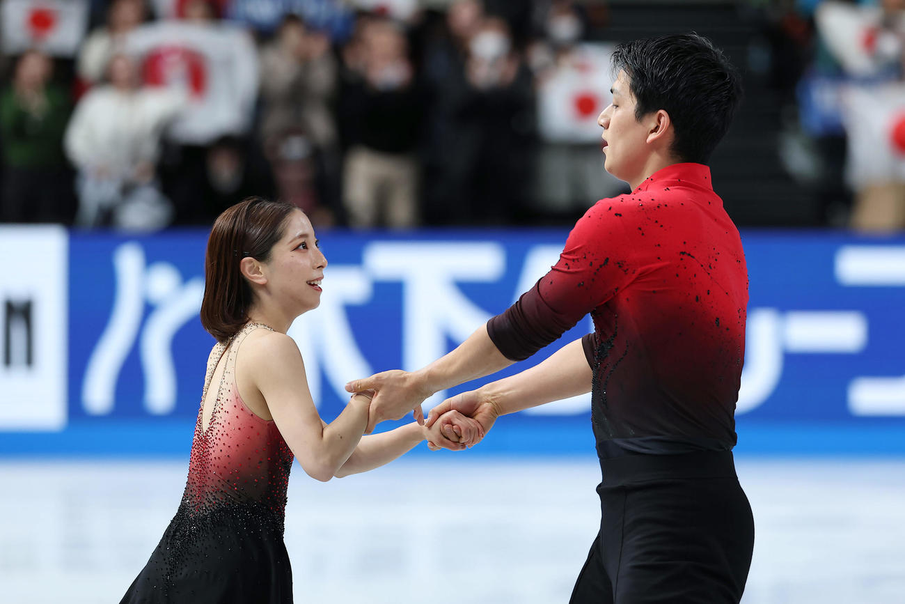 ペアSPの演技を終え、笑顔を見せる三浦（左）、木原組（撮影・前田充）
