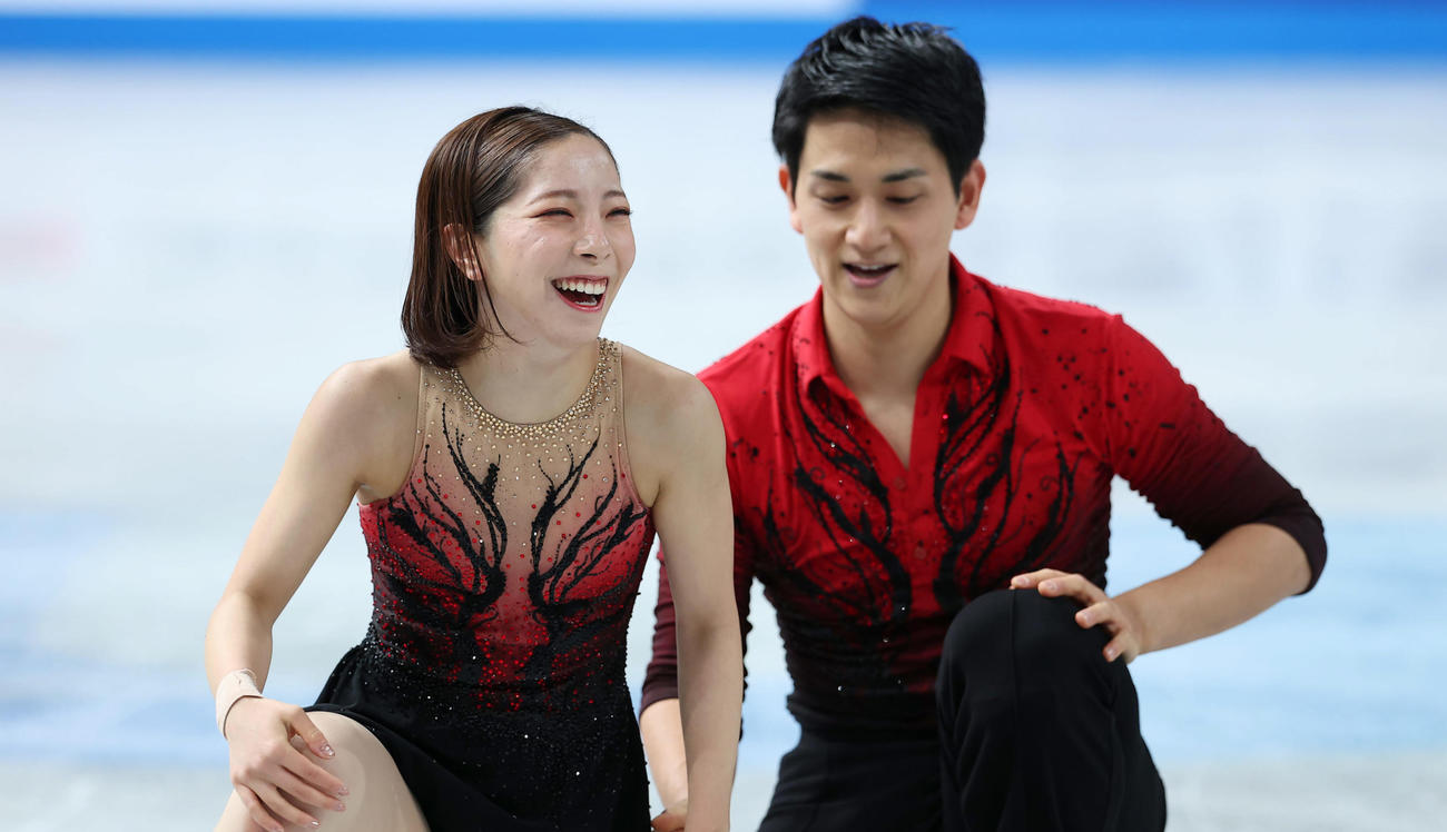 ペアSPの演技を終え、笑顔を見せる三浦（左）、木原組（撮影・前田充）