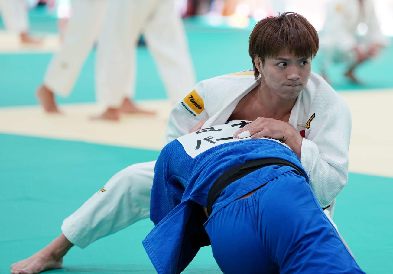 公開練習に臨む男子66キロ級の阿部一二三（上）（撮影・小島史椰）