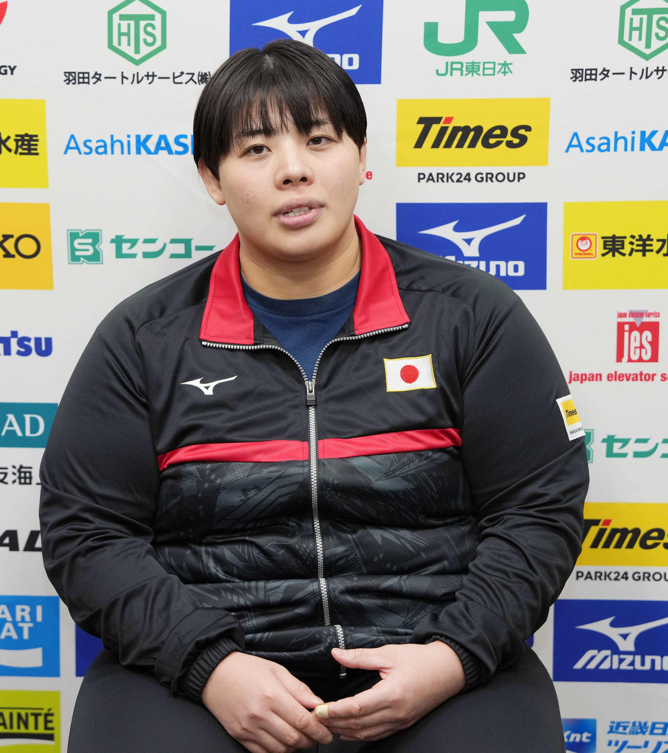 報道陣の質問に答える女子78キロ超級の素根（撮影・小島史椰）