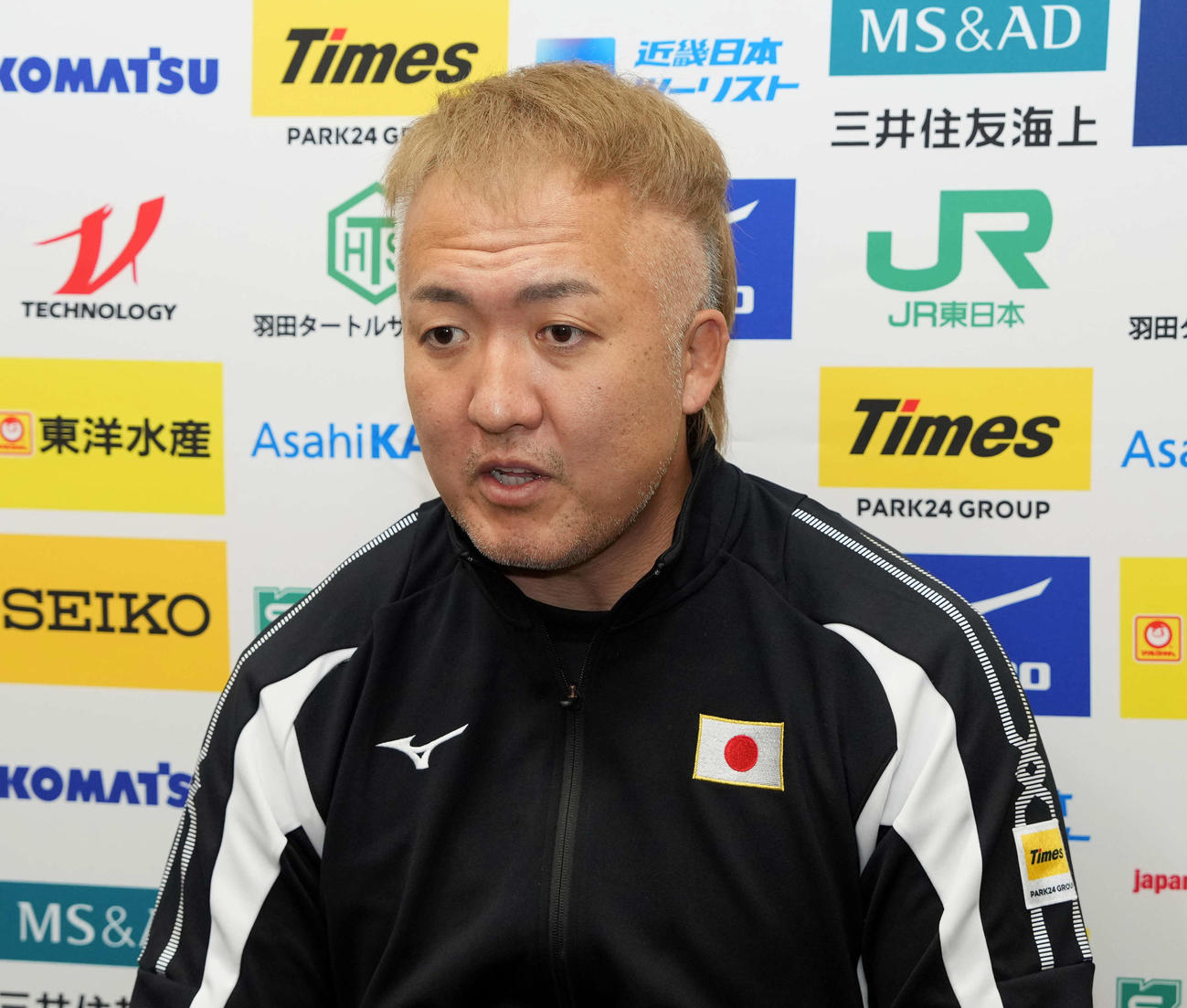 報道陣の質問に答える鈴木桂治監督（撮影・小島史椰）