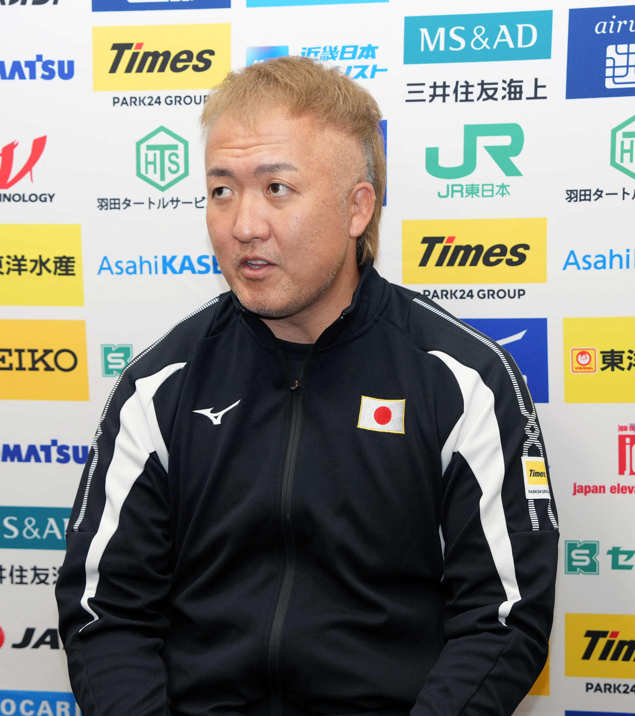 報道陣の質問に答える鈴木桂治監督（撮影・小島史椰）