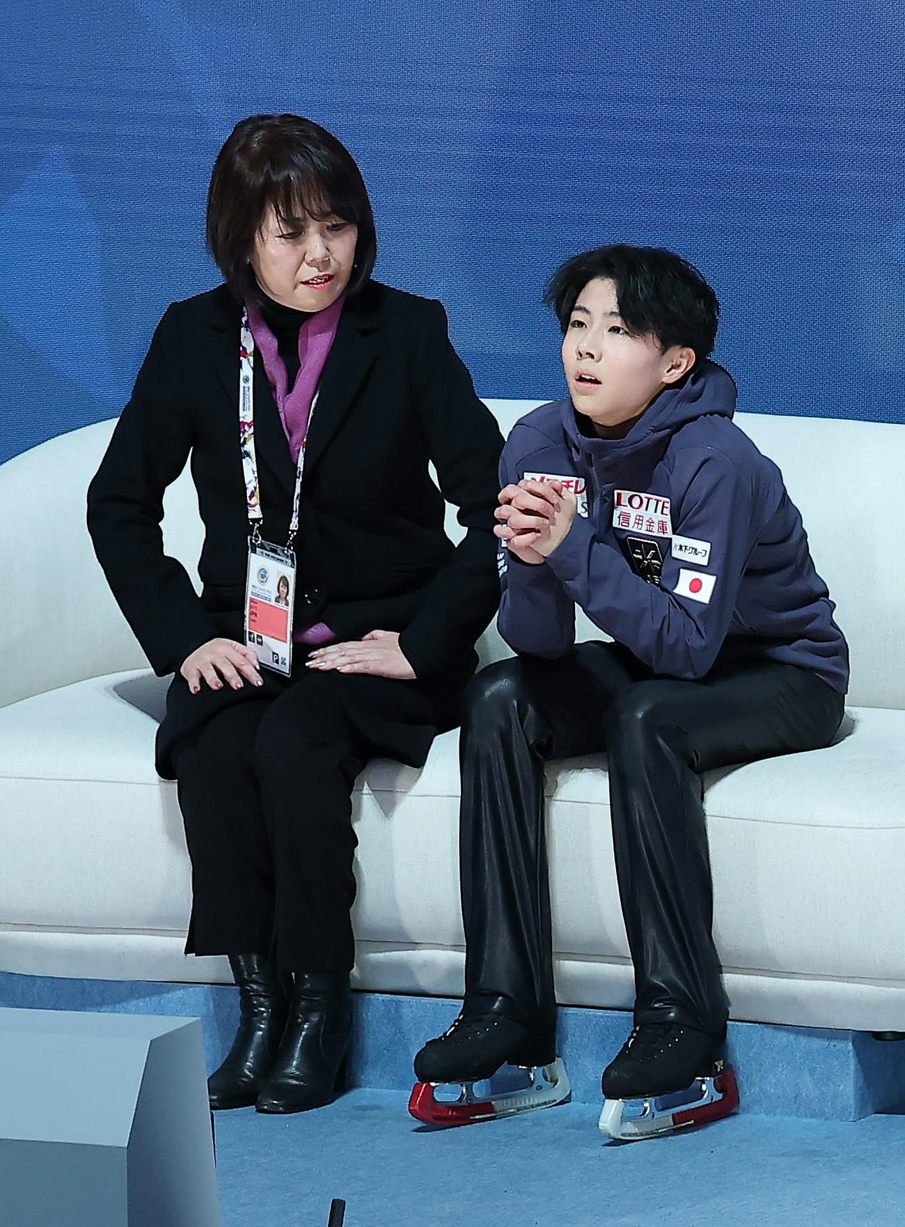 ジュニア男子フリーの演技を終え、キス・アンド・クライで得点発表を待つ西野。左は佐藤コーチ（撮影・前田充）