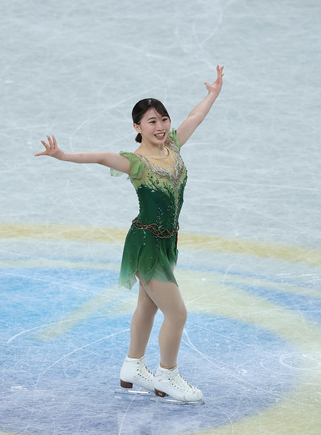 ジュニア女子フリーの演技を終え、観客の声援に応える金沢（撮影・前田充）