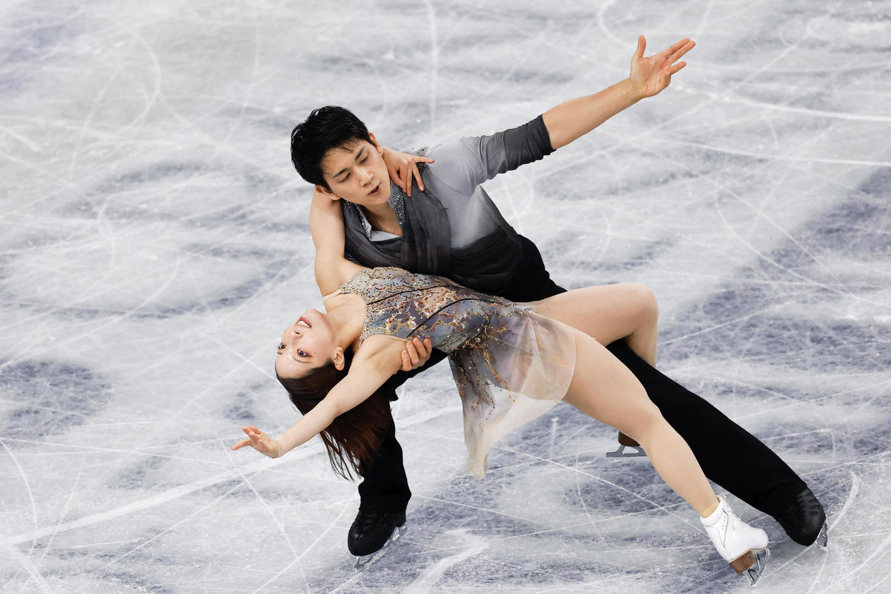 ペアフリー　演技する三浦璃来（手前）、木原龍一組＝IGアリーナ(共同)