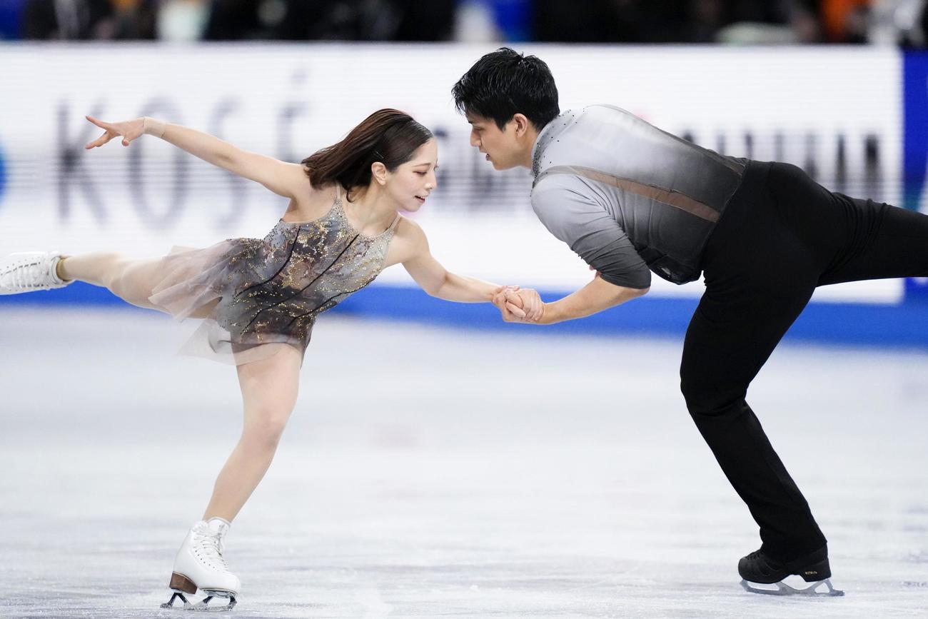 ペアフリー　演技する三浦璃来（左）、木原龍一組＝IGアリーナ(共同)