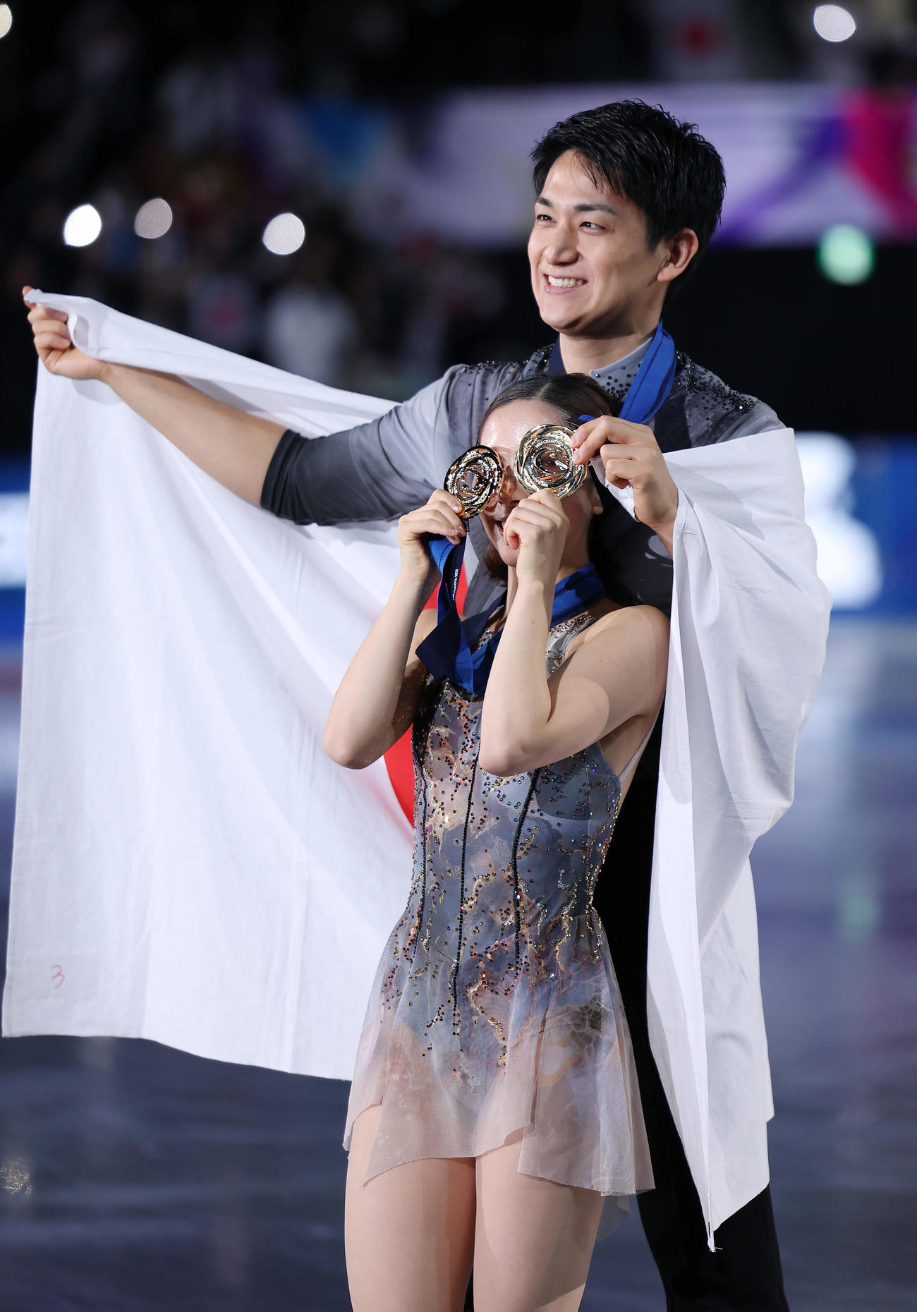 ペアで優勝し、メダルを手に笑顔を見せる三浦（手前）、木原組（撮影・前田充）