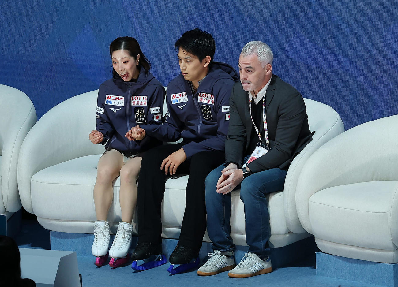 キス・アンド・クライで得点を確認し、声を上げて喜ぶ三浦（左）、木原組。右はブルーノ・マルコット・コーチ（撮影・前田充）