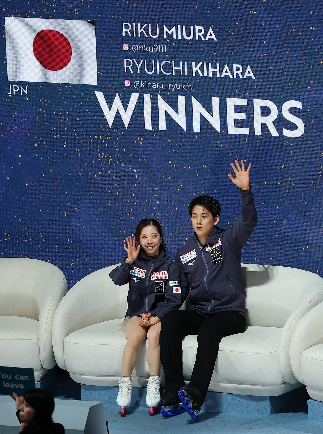 ペアで優勝し、観客の声援に応える三浦（左）、木原組（撮影・前田充）