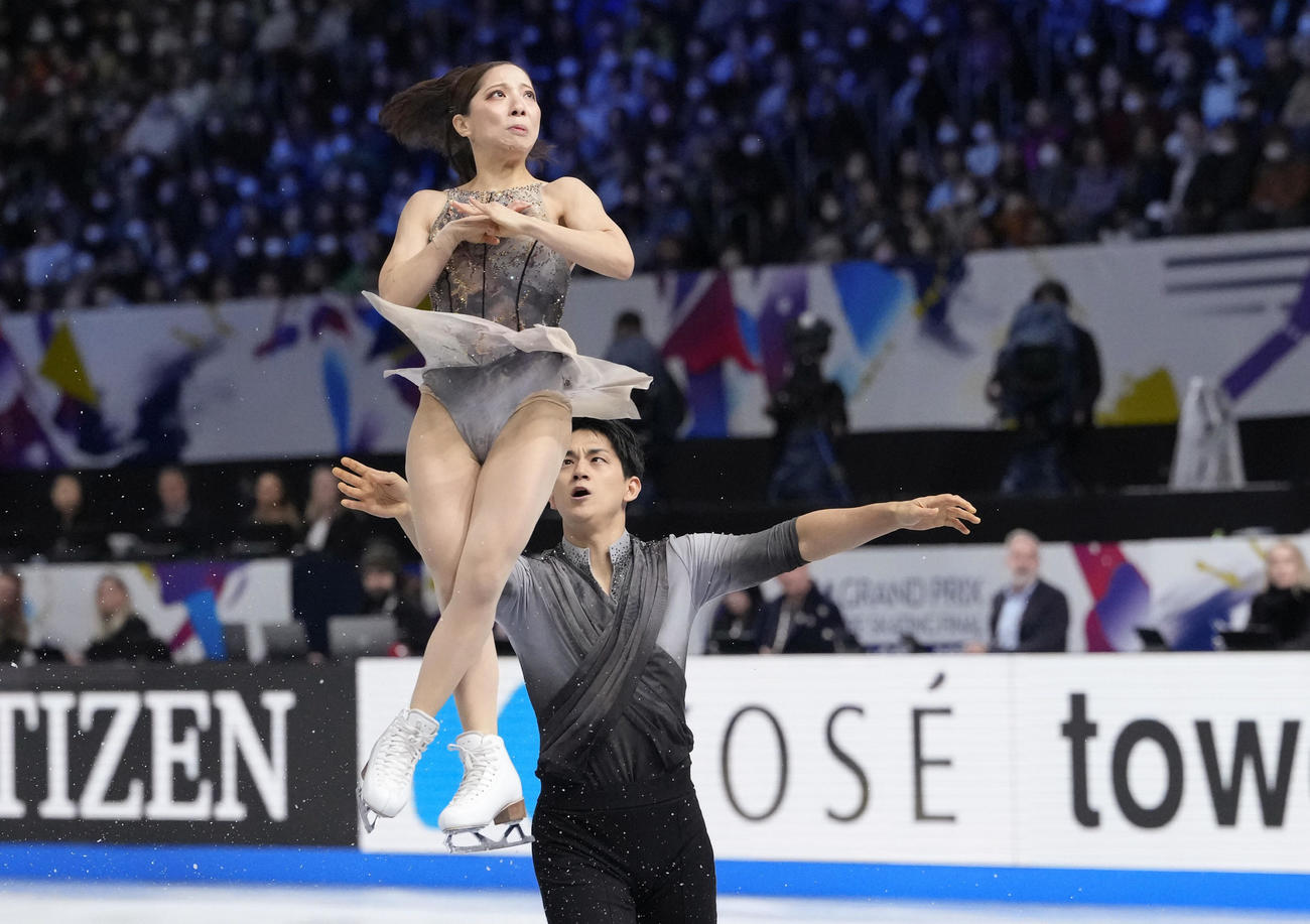 ペアフリー　演技する三浦璃来（上）、木原龍一組＝IGアリーナ(共同)