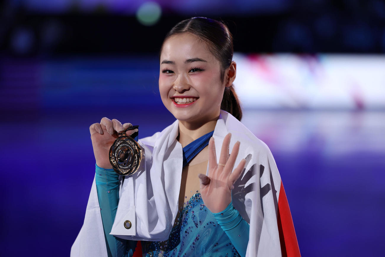 ジュニアGPファイナル4連覇を達成し、メダルを手に笑顔を見せる島田（撮影・前田充）