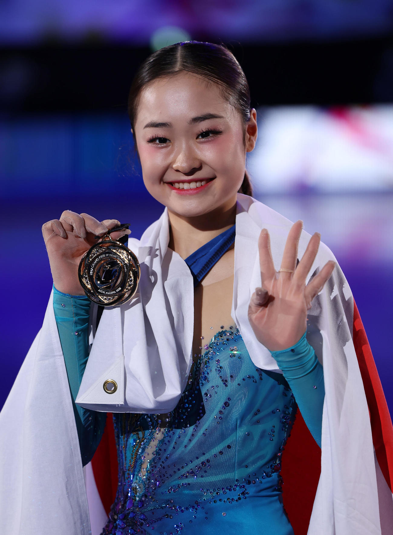ジュニアGPファイナル4連覇を達成し、メダルを手に笑顔を見せる島田（撮影・前田充）