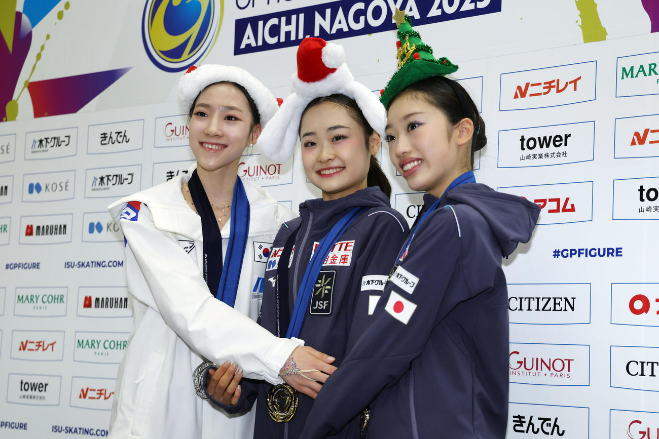 ジュニアGPファイナル4連覇を達成し、フォトセッションで笑顔を見せる島田（中央）。右は3位の岡田（撮影・前田充）