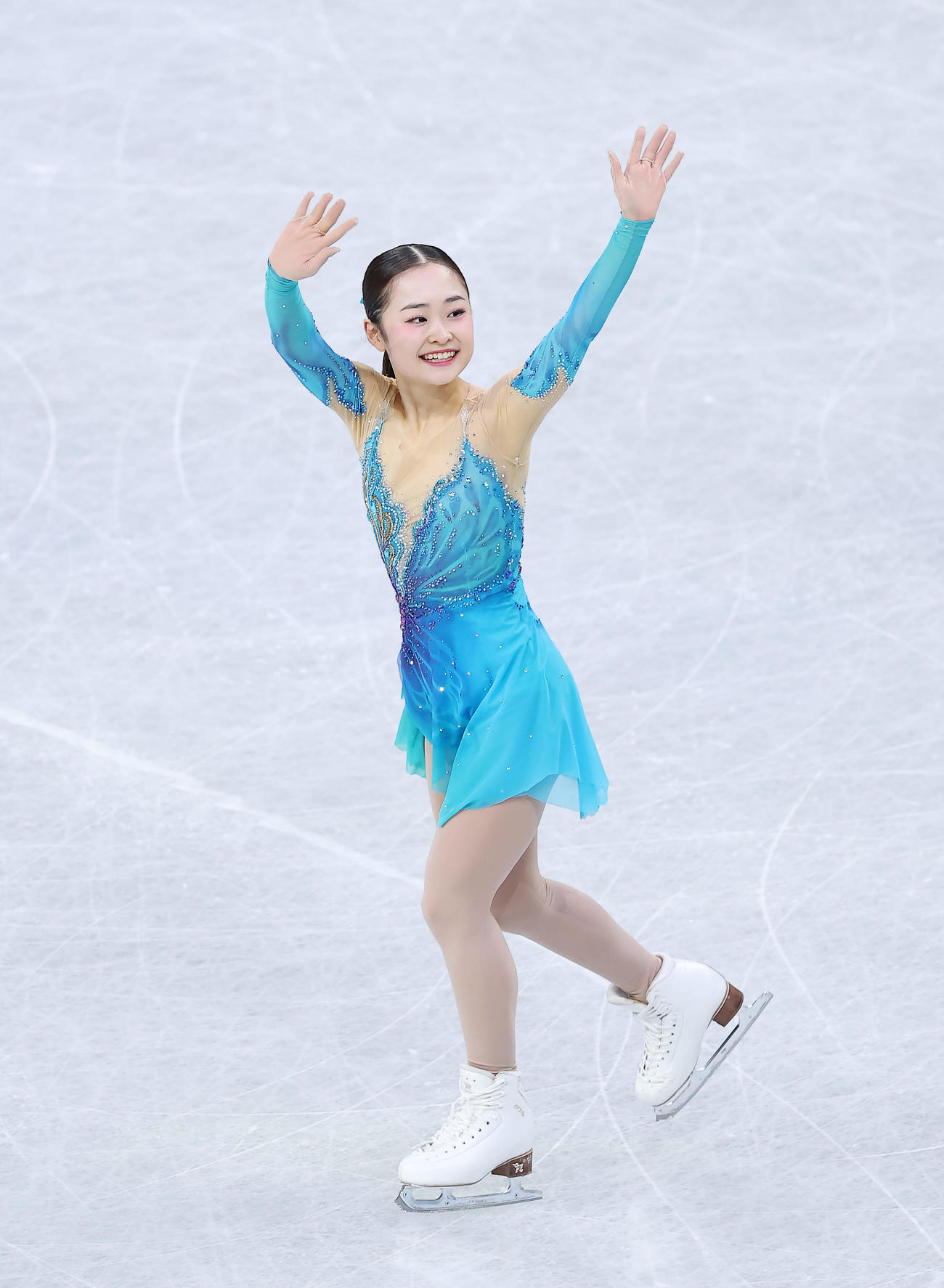 ジュニア女子フリーの演技を終え、観客の声援に応える島田（撮影・前田充）
