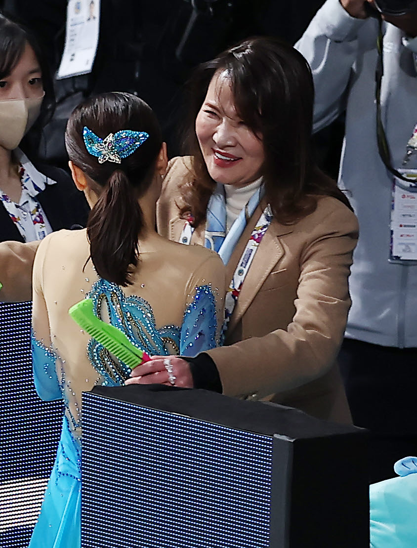 ジュニア女子フリーの演技を終えた島田（左）を笑顔で迎える浜田コーチ（撮影・前田充）