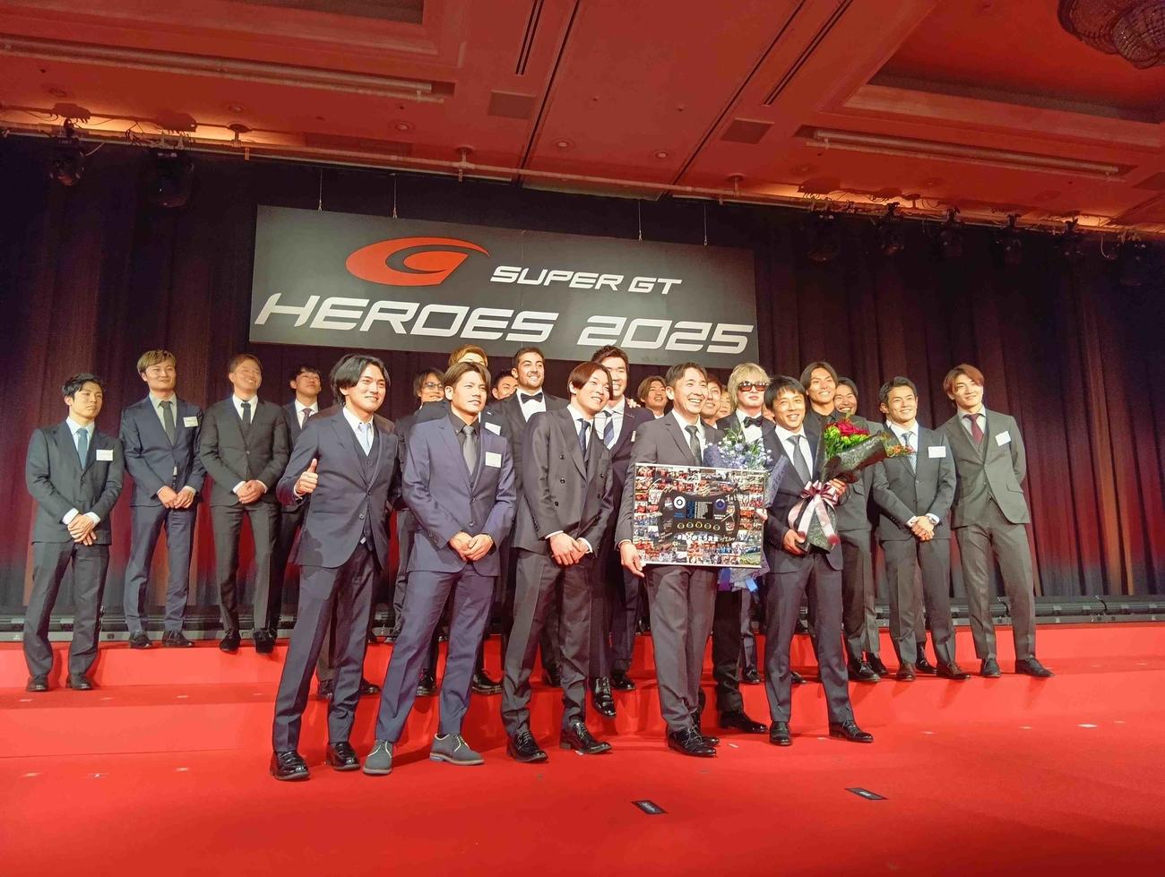 スーパーGTを引退した伊沢拓也と松田次生（前列右から）とGT500クラスのドライバー