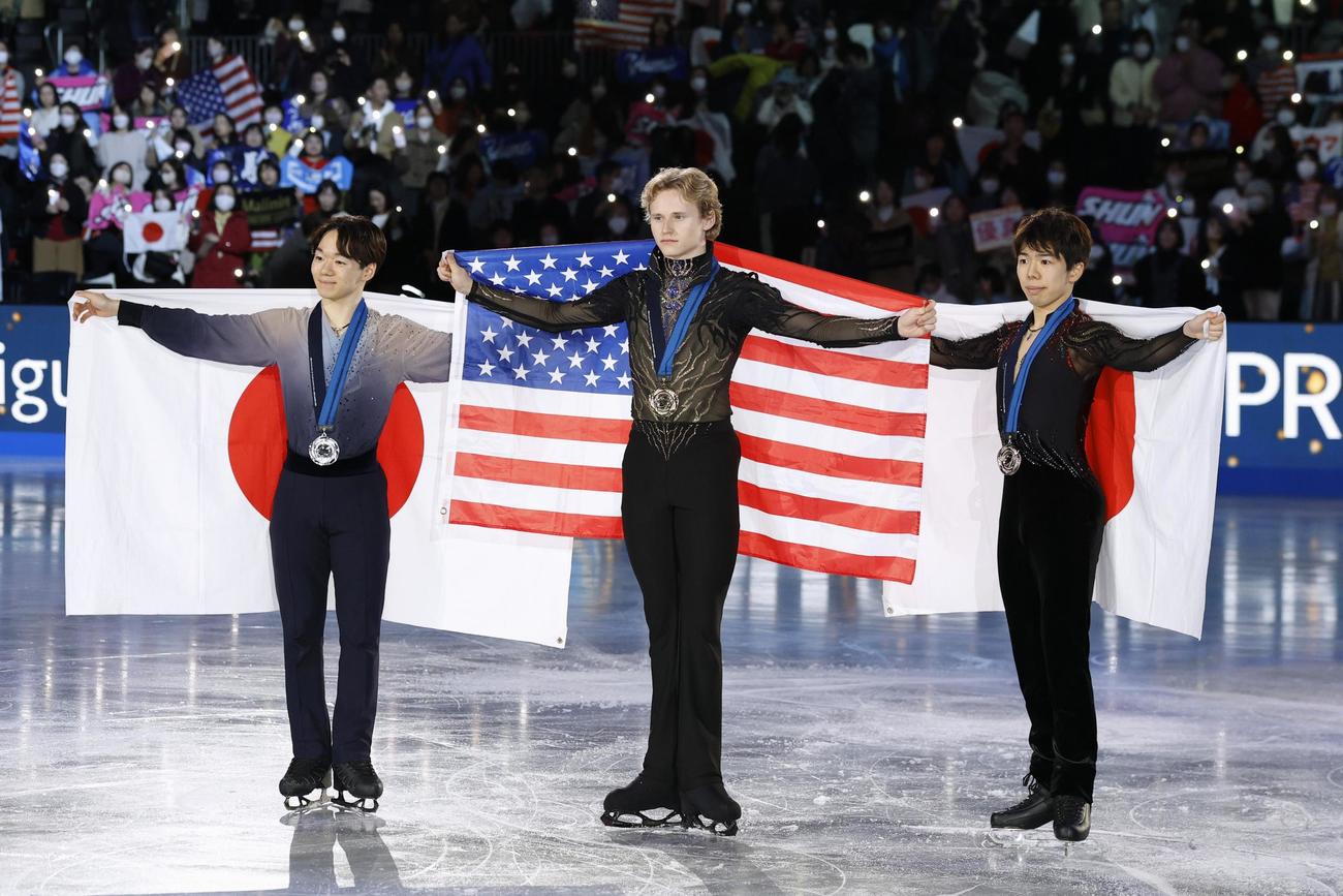 男子の表彰式で撮影に応じる（左から）2位の鍵山優真、優勝のイリア・マリニン、3位の佐藤駿＝IGアリーナ