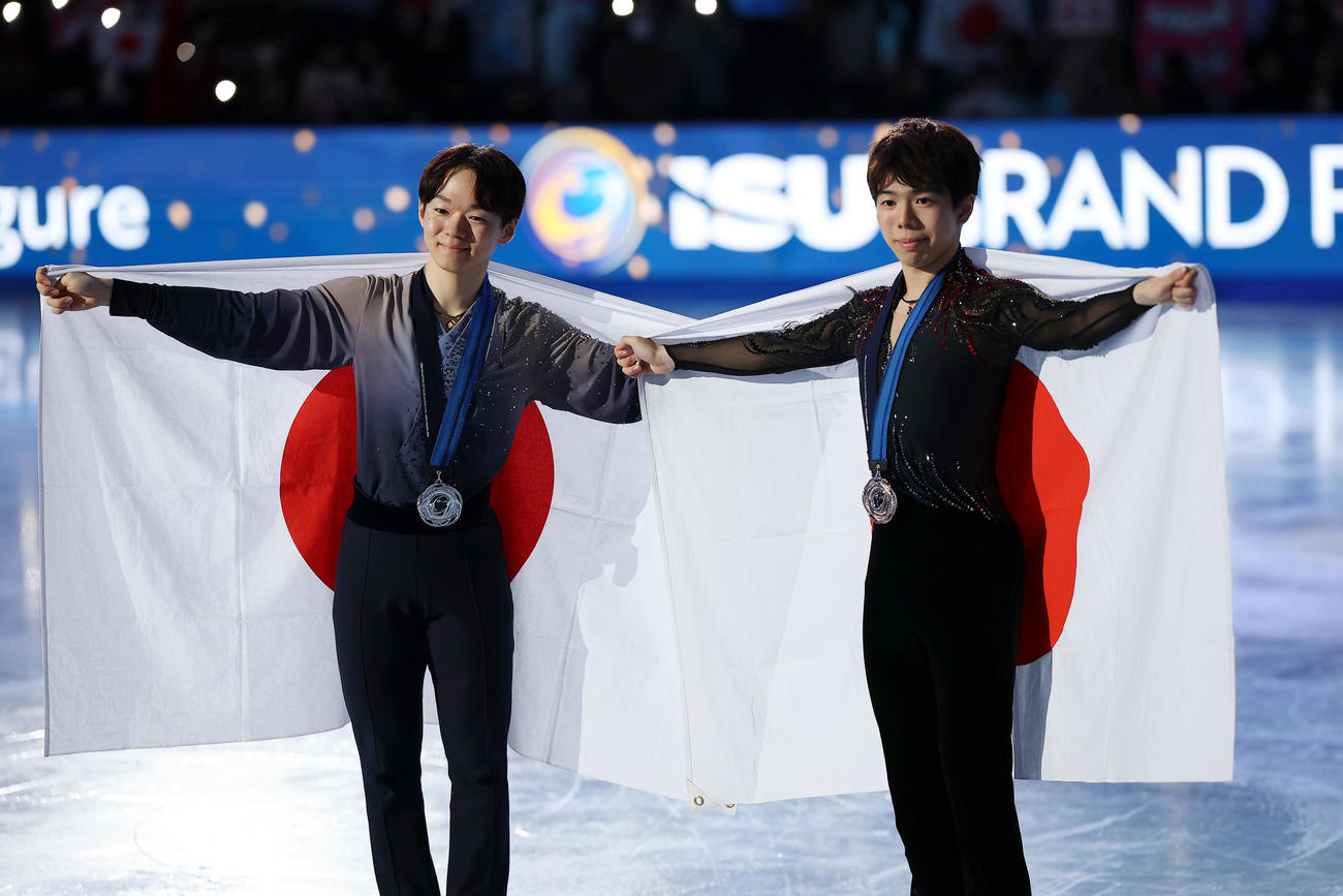 表彰式で笑顔を見せる2位の鍵山（左）と3位の佐藤（撮影・前田充）