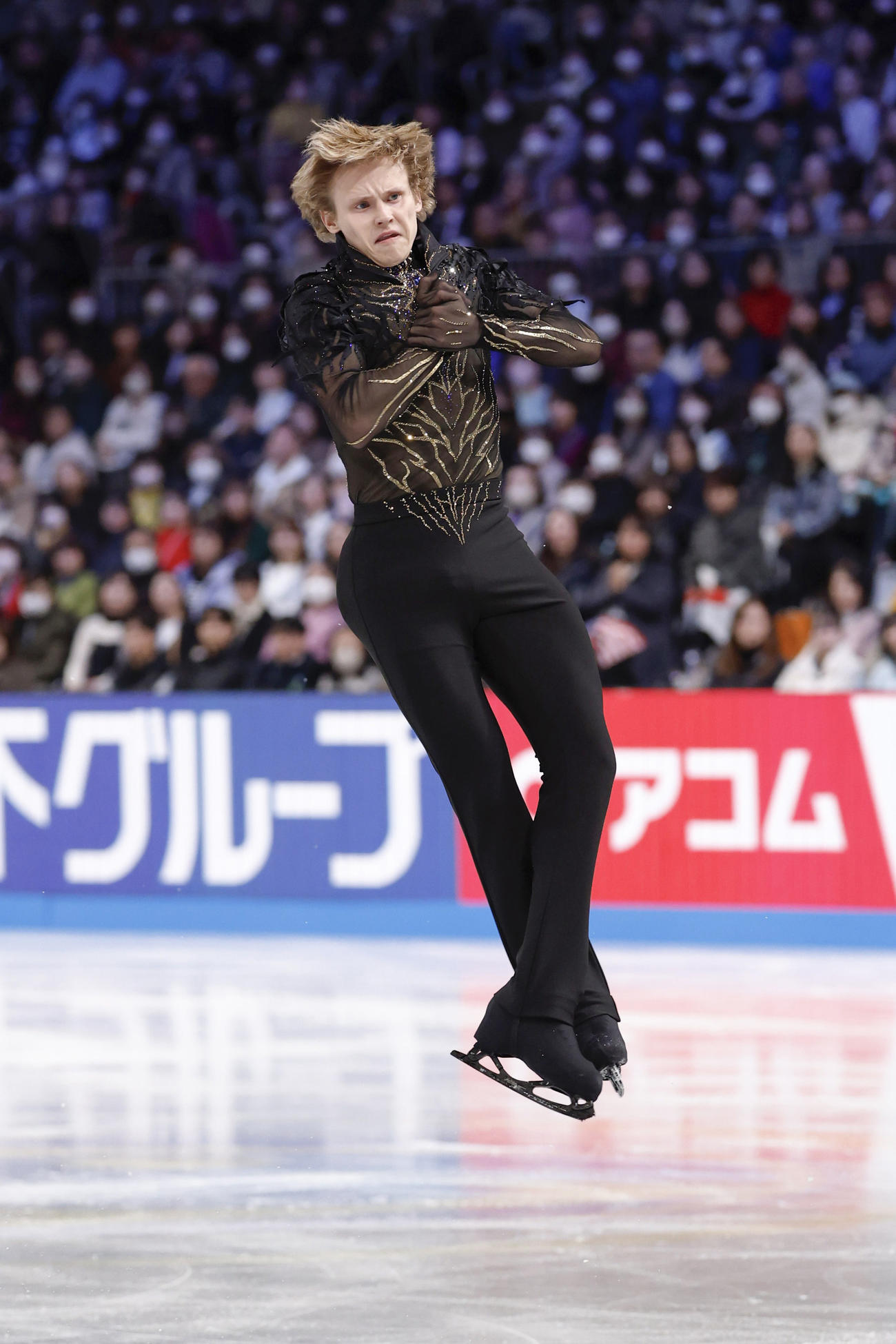 男子フリー　ジャンプを決めるイリア・マリニン＝IGアリーナ