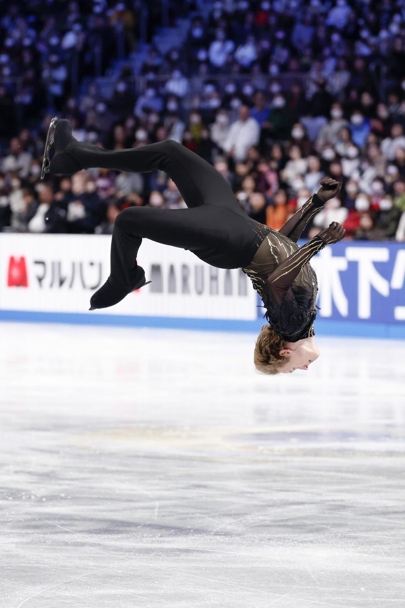 男子フリー　後方宙返りを決めるイリア・マリニン＝IGアリーナ