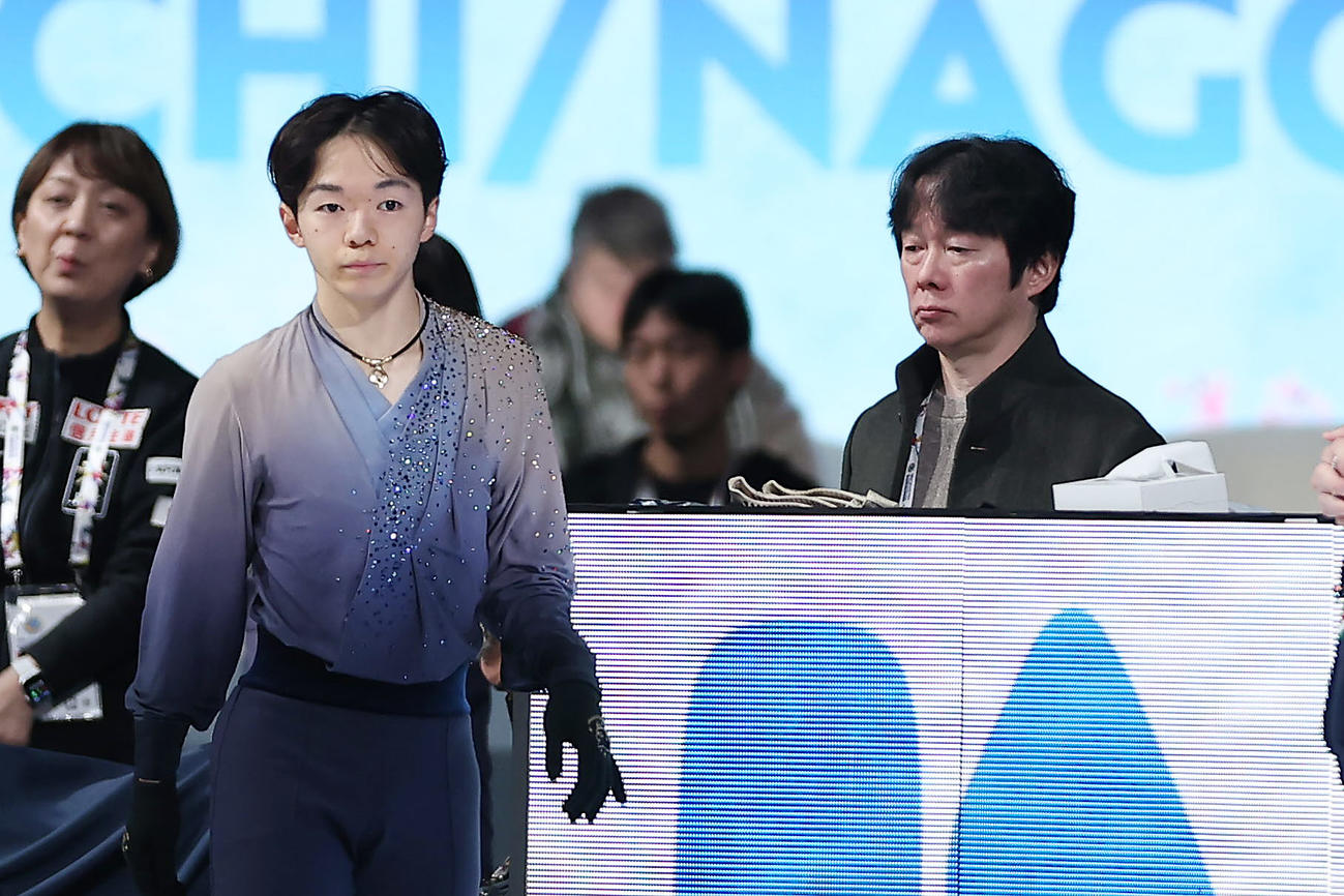 男子フリーに向け練習に臨む鍵山。右は父正和コーチ（撮影・前田充）