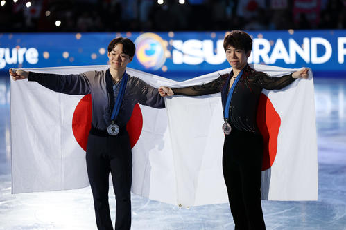 表彰式で笑顔を見せる2位の鍵山(左)と3位の佐藤(撮影・前田充)