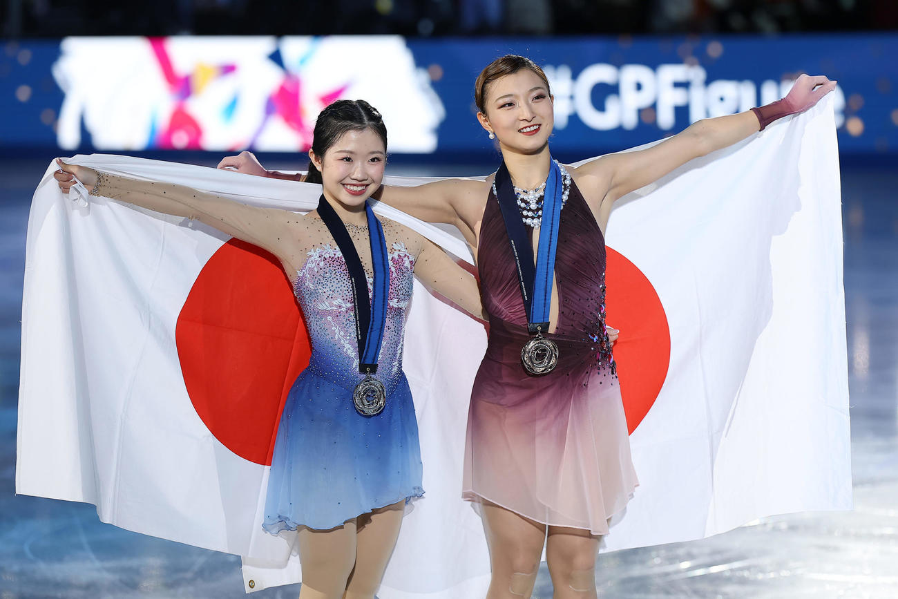 表彰式で笑顔を見せる2位の中井（左）と3位の坂本（撮影・前田充）