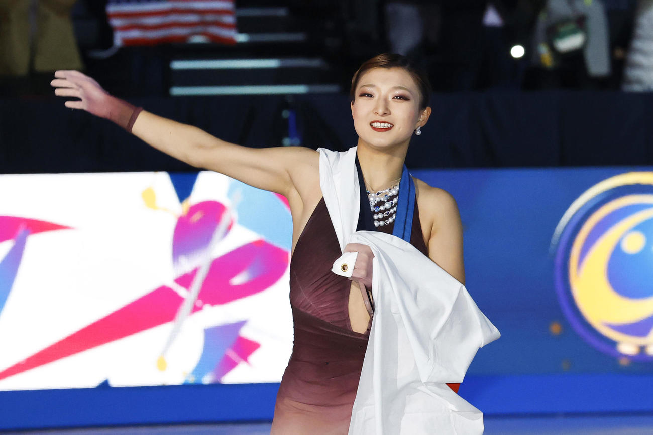 表彰式後に場内一周する坂本花織＝IGアリーナ（共同）