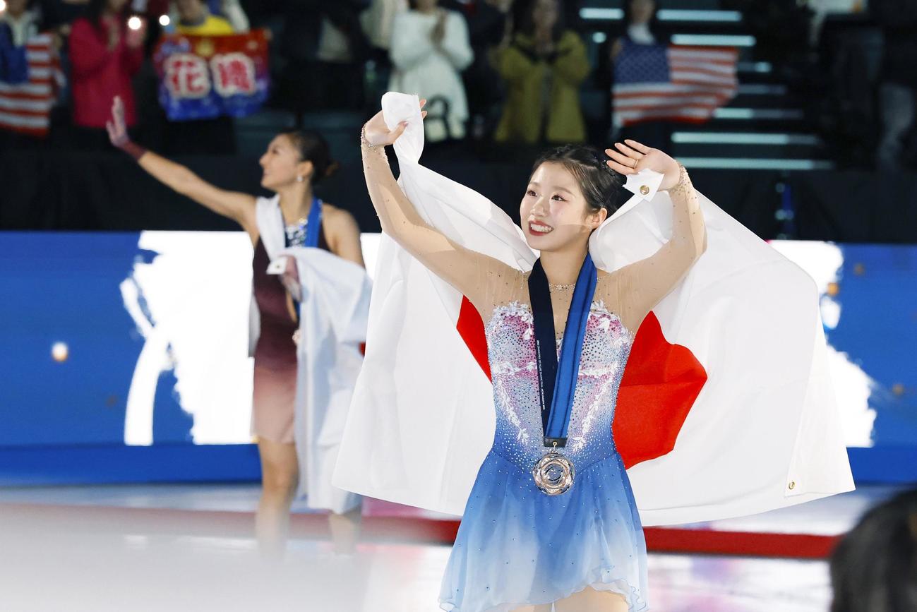 表彰式後に場内一周する中井亜美＝IGアリーナ（共同）
