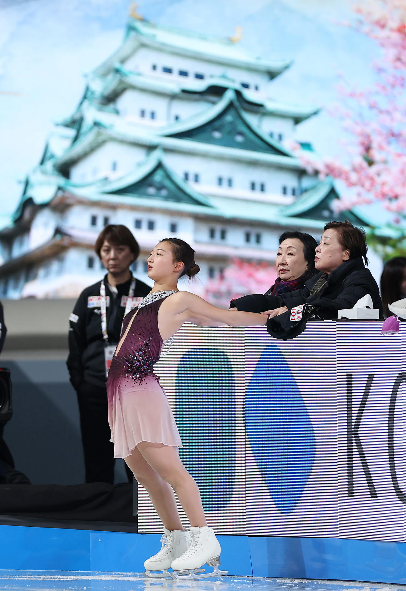 女子フリーに向け練習に臨む坂本。右端は中野コーチ（撮影・前田充）