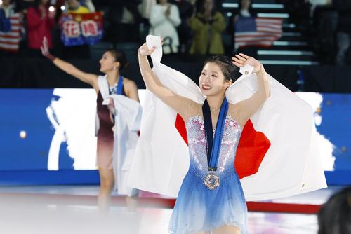 表彰式後に場内一周する中井亜美＝IGアリーナ（共同）