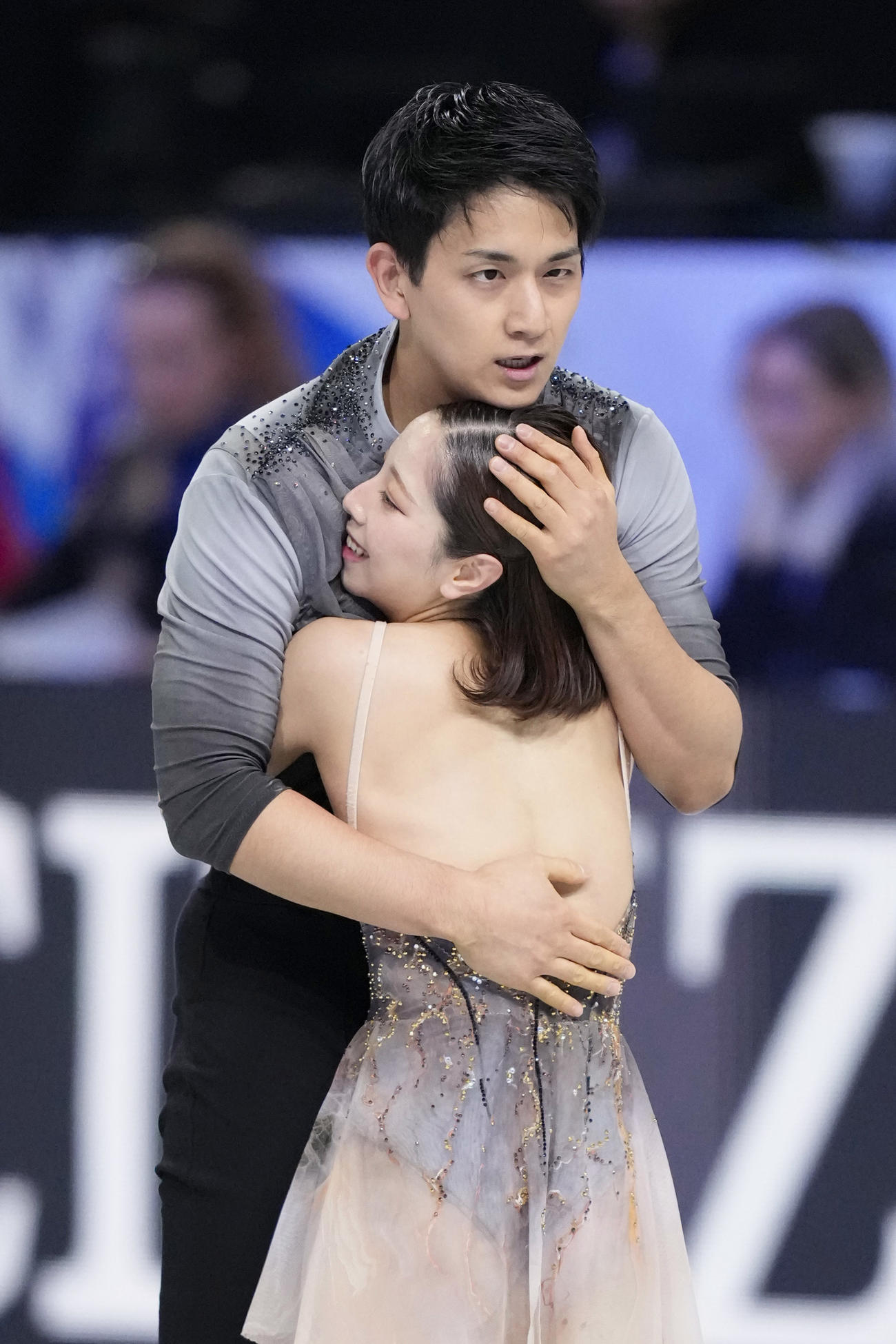 ペアフリーの演技を終え、抱き合う三浦璃来（手前）、木原龍一組＝IGアリーナ(共同)