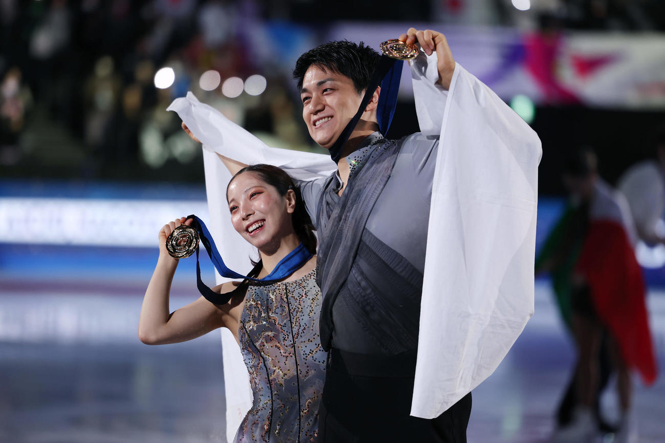 ペアで優勝し、メダルを手に笑顔を見せる三浦（左）、木原組（撮影・前田充）