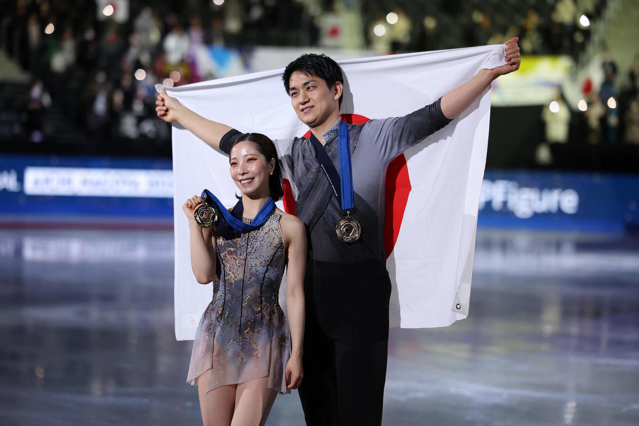ペアで優勝し、笑顔を見せる三浦（左）、木原組（撮影・前田充）